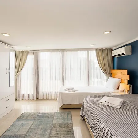 La Luna Suites *